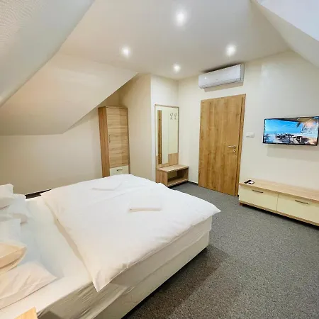 Mikes Deluxe Apartment