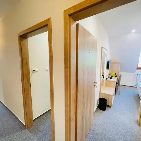 Mikes Deluxe Apartment