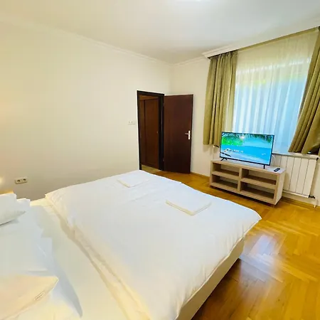 Mikes Deluxe Apartament *