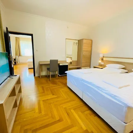 Mikes Deluxe Apartment