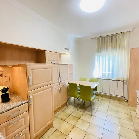 Apartment Mikes Deluxe *