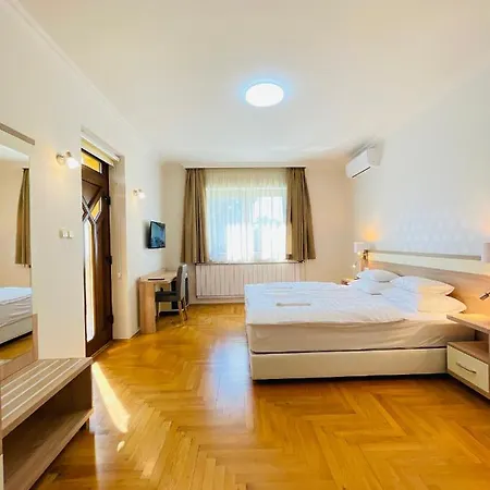 Mikes Deluxe Balatonfured